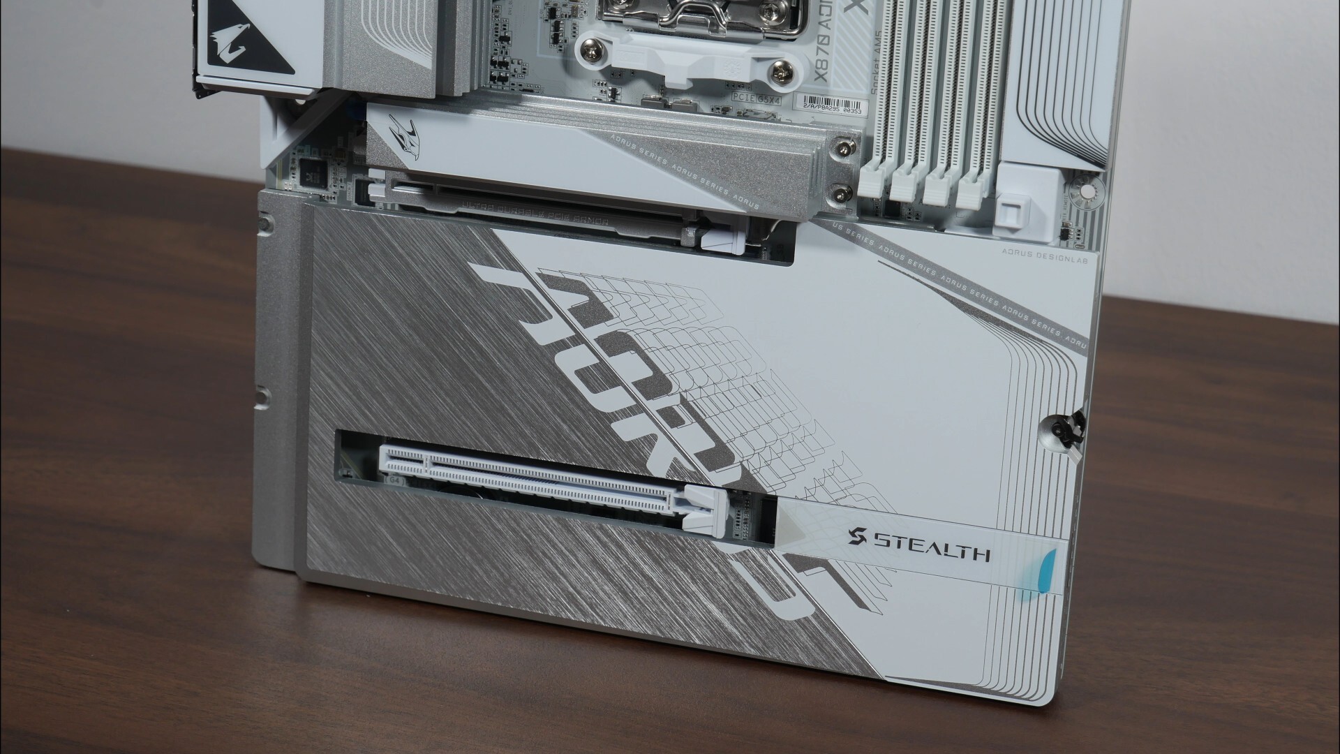 Gigabyte X870 AORUS STEALTH ICE M.2 Heatsinks