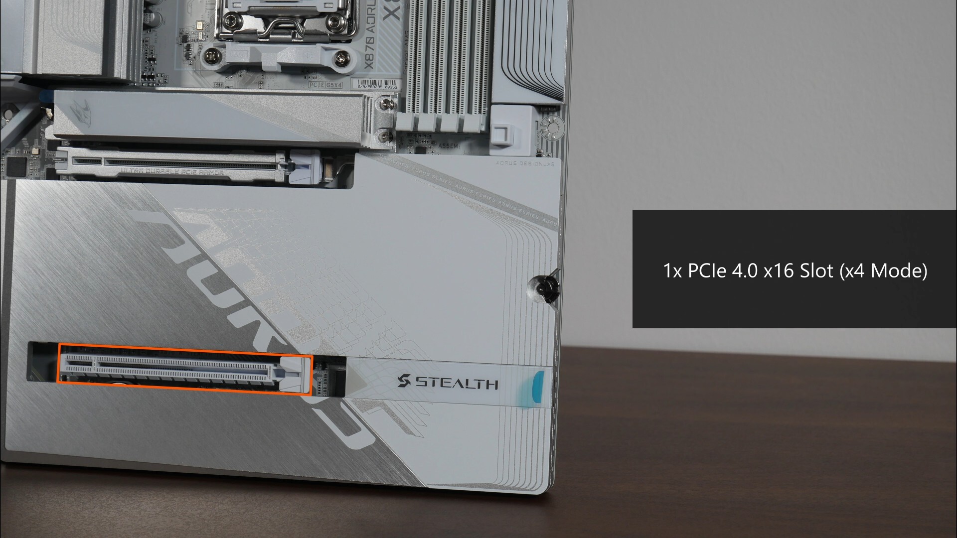 Gigabyte X870 AORUS STEALTH ICE PCIe 4.0 x16 Slot