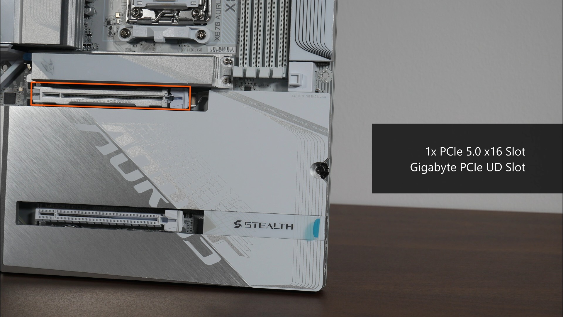 Gigabyte X870 AORUS STEALTH ICE PCIe 5.0 x16 Slots