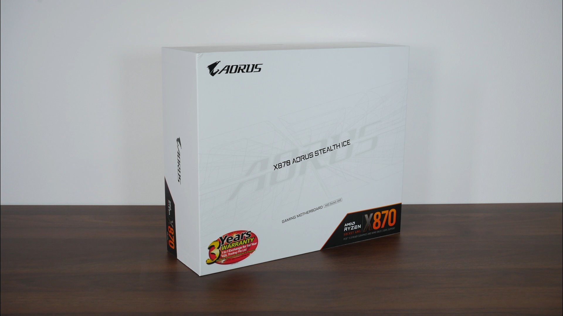 Gigabyte X870 AORUS STEALTH ICE Packaging (Front)