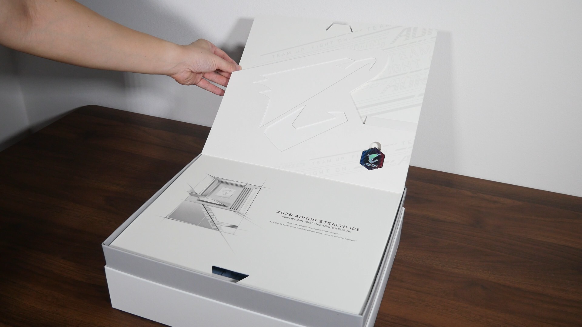 Gigabyte X870 AORUS STEALTH ICE Packaging (Interior)