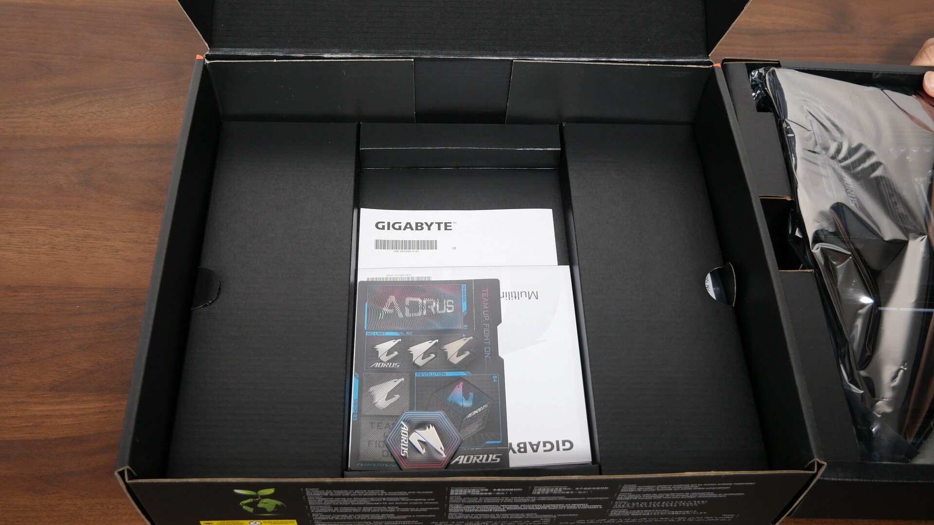 Gigabyte X870E AORUS ELITE X3D Packaging (Accessories)