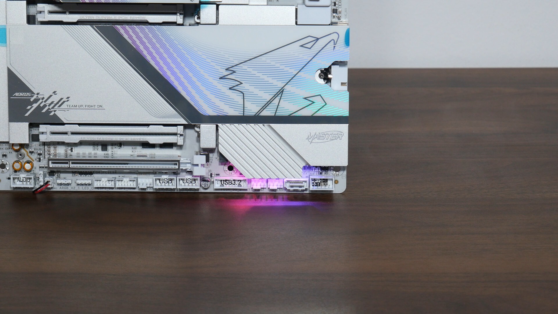 Gigabyte X870E AORUS MASTER X3D ICE ARGB Lighting Accent (2)