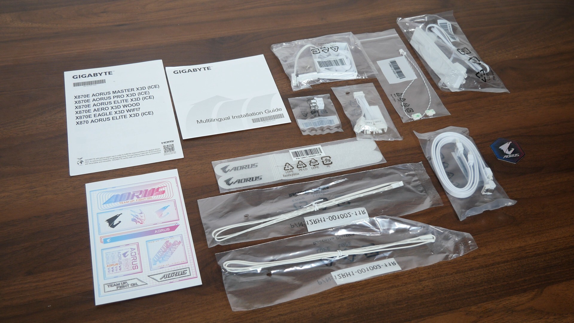 Gigabyte X870E AORUS MASTER X3D ICE Accessories