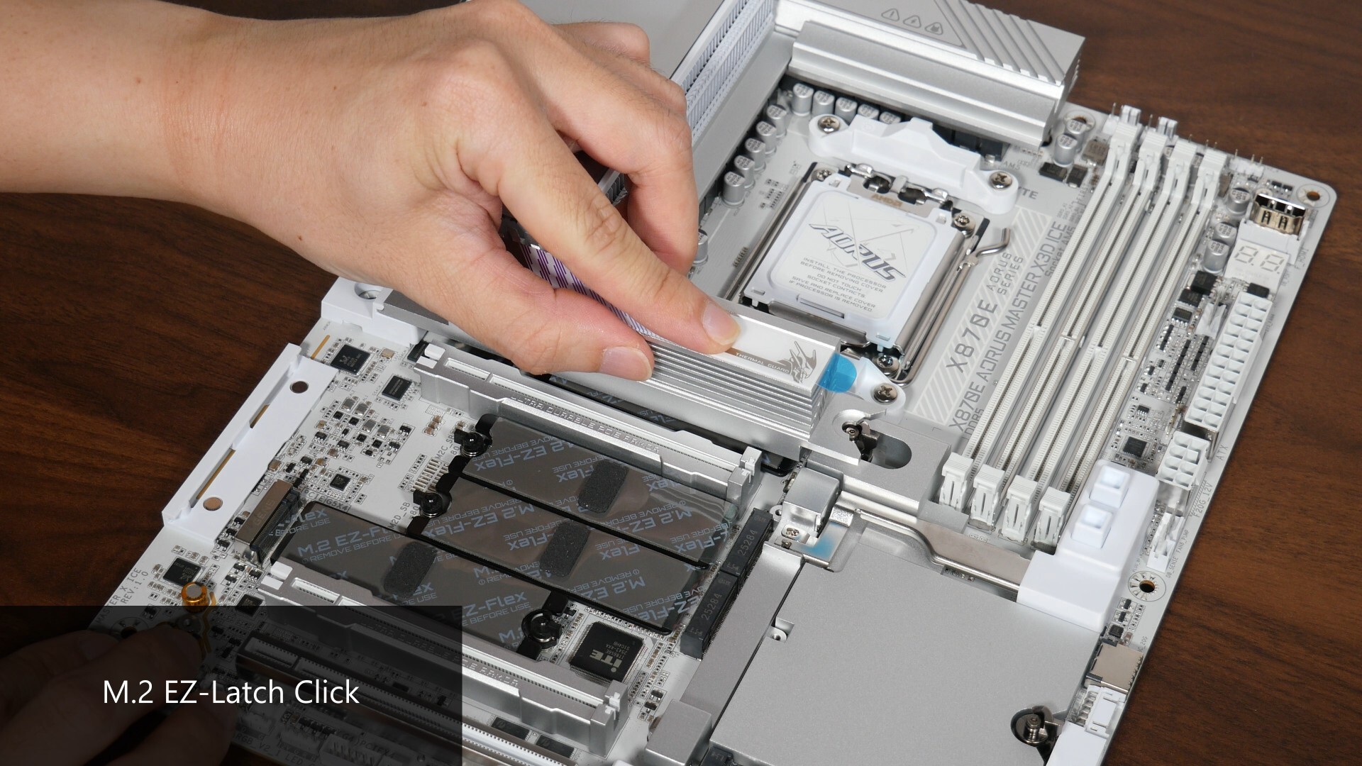 Gigabyte X870E AORUS MASTER X3D ICE M.2 EZ-Latch Click
