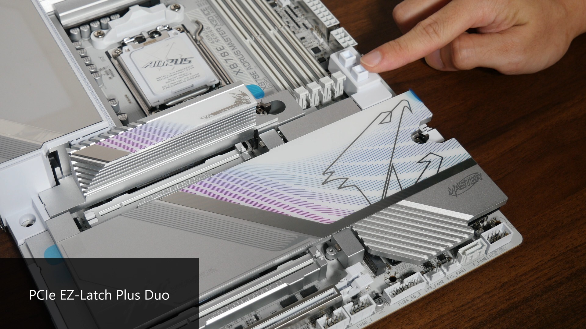 Gigabyte X870E AORUS MASTER X3D ICE PCIe EZ-Latch Plus Duo (1)