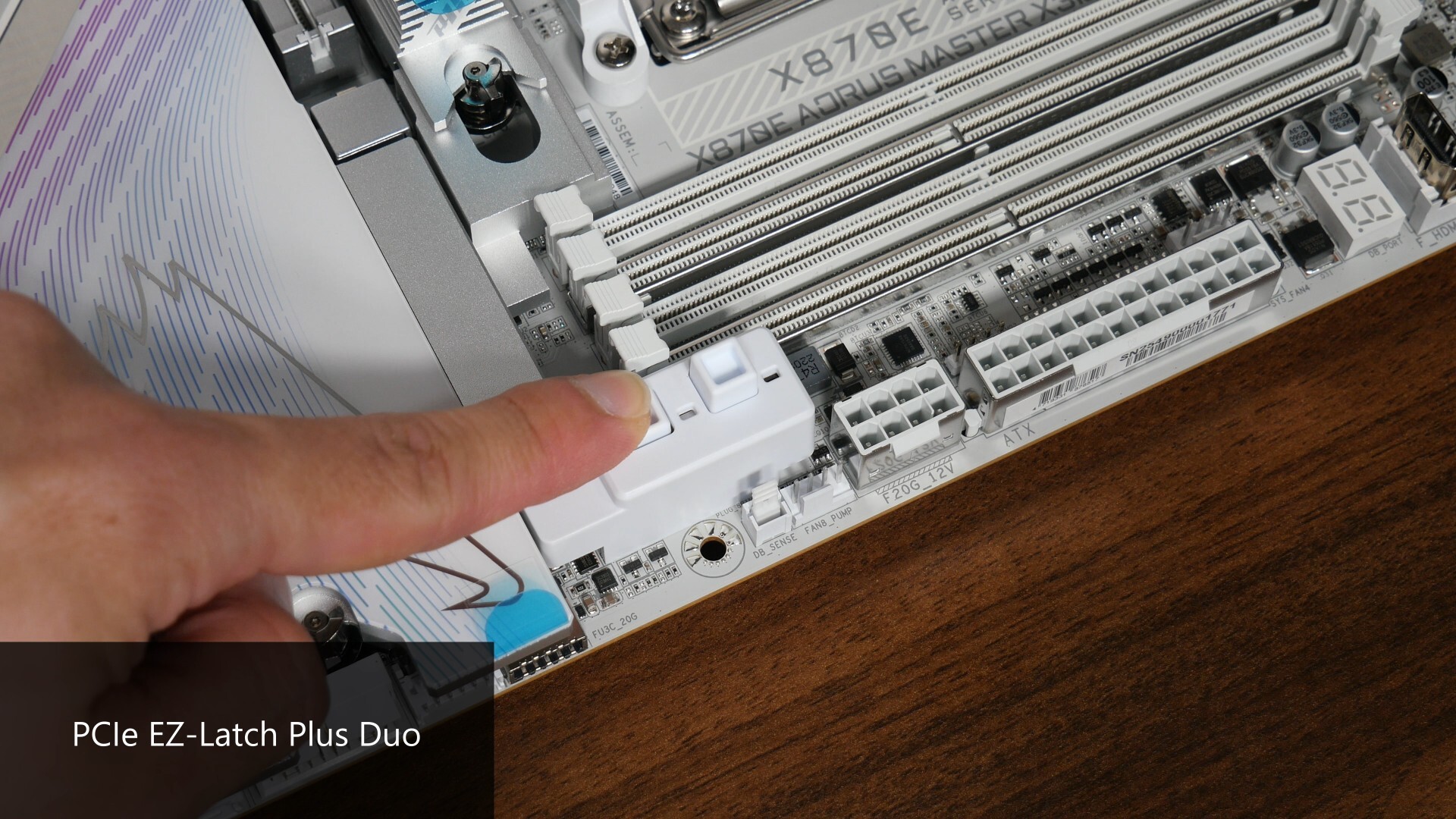 Gigabyte X870E AORUS MASTER X3D ICE PCIe EZ-Latch Plus Duo (2)