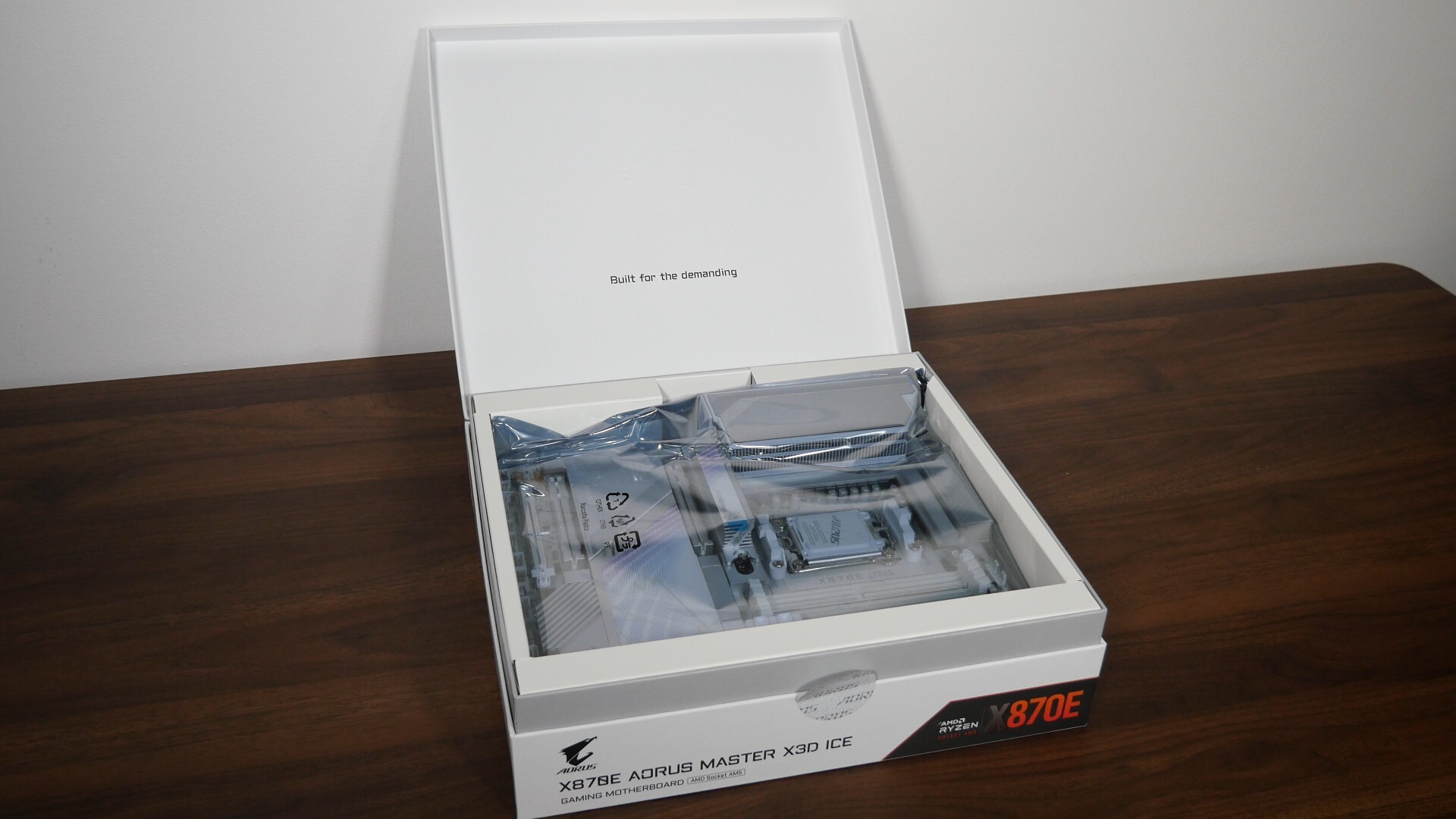 Gigabyte X870E AORUS MASTER X3D ICE Packaging (Contents 1)