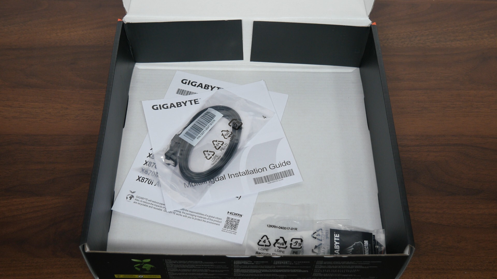 Gigabyte X870M AORUS ELITE WIFI7 Packaging (Accessories)