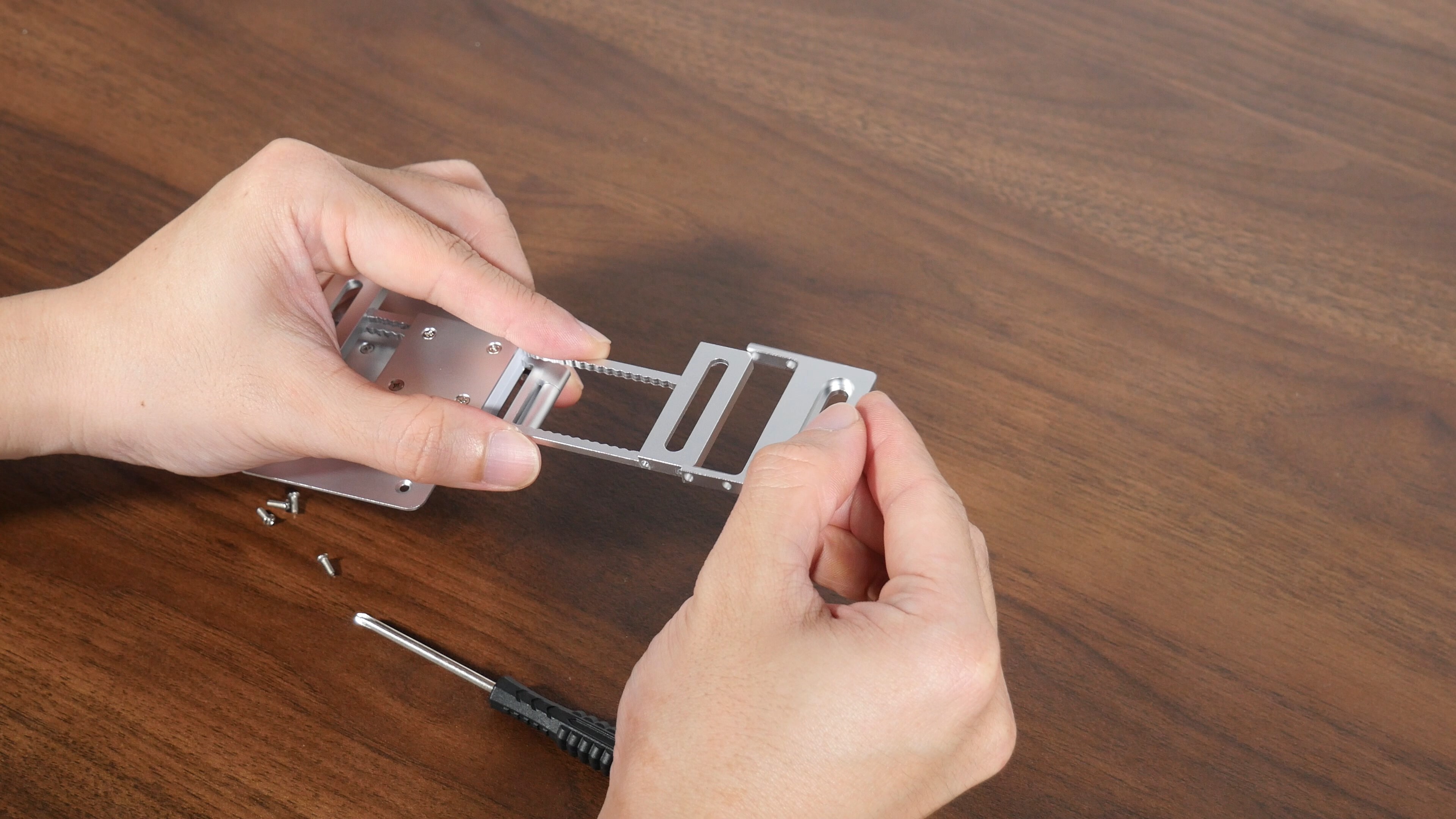 Lian Li 8.8" Universal Screen 140mm Bracket Installation (1)