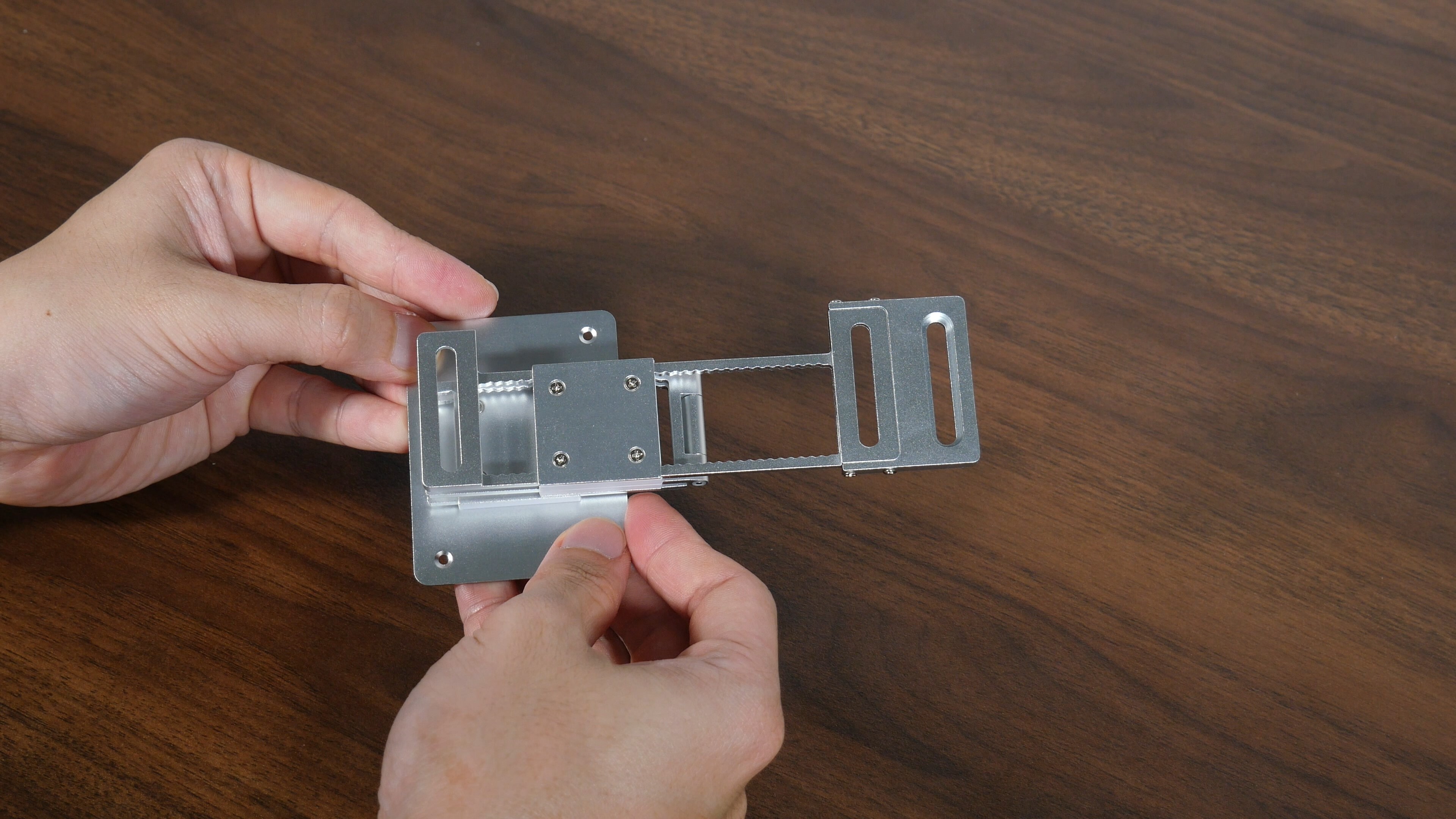 Lian Li 8.8" Universal Screen 140mm Bracket Installation (2)