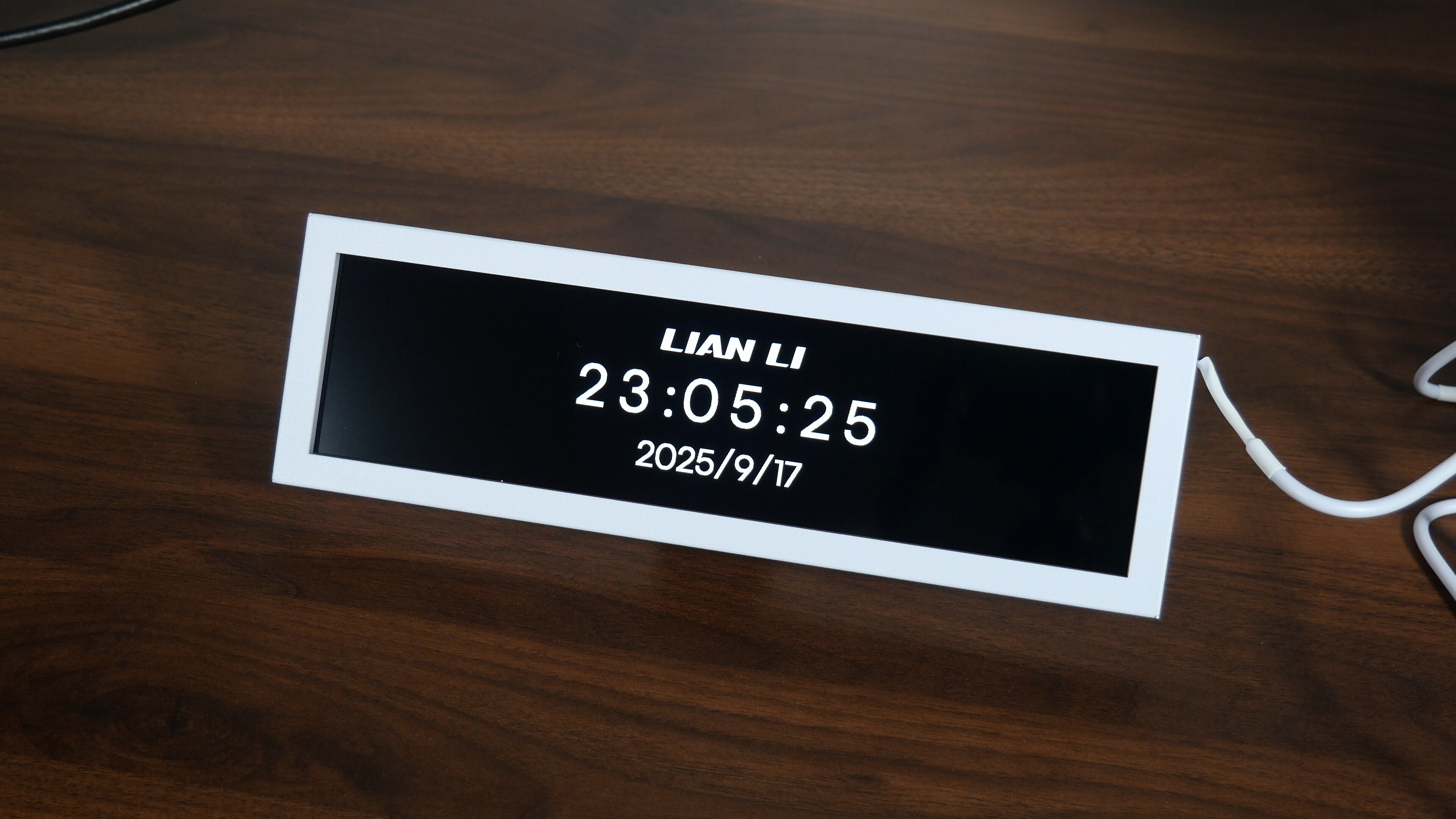 Lian Li 8.8" Universal Screen Offline Clock Mode Landscape