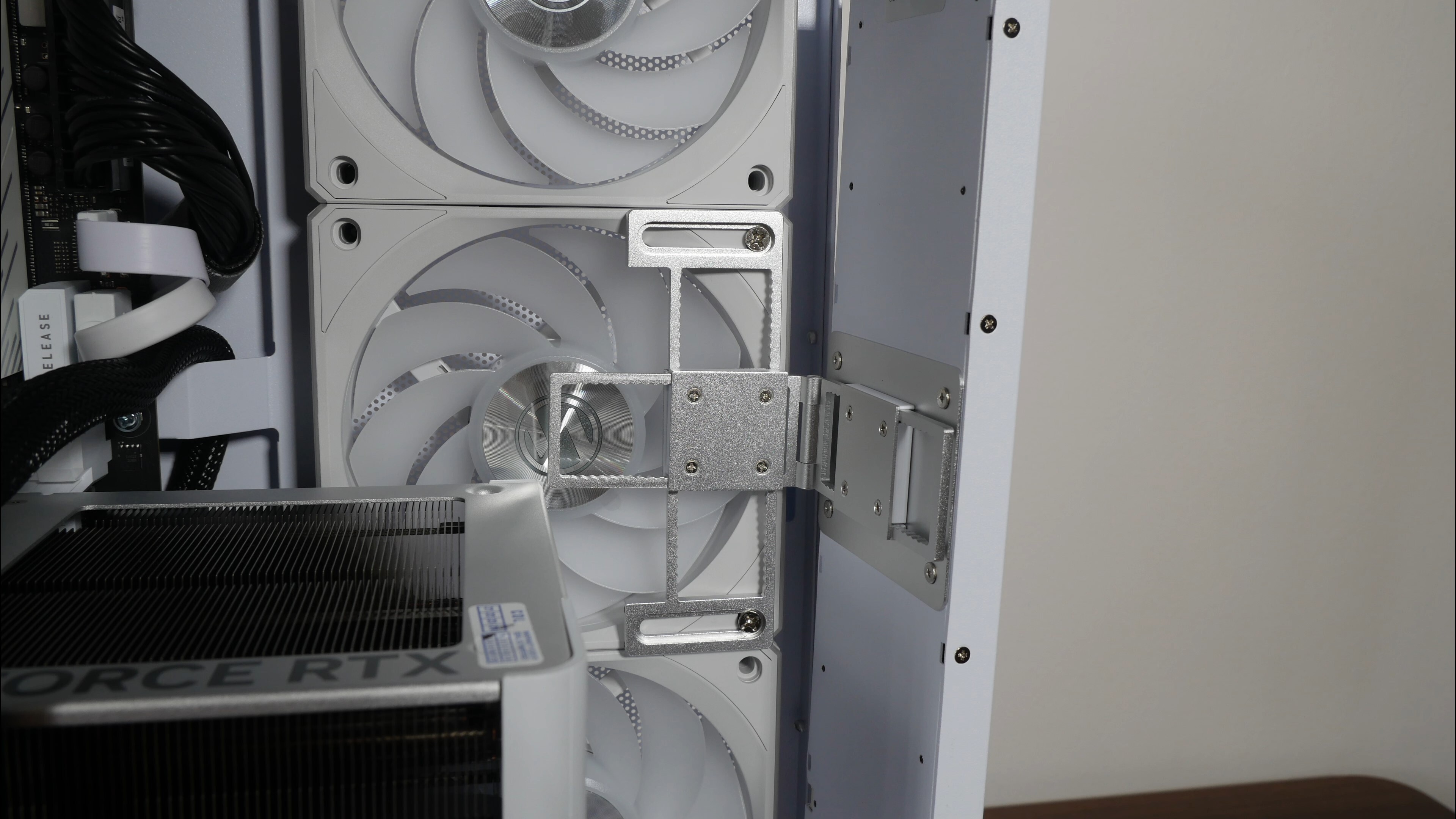 Lian Li 8.8" Universal Screen Side Intake Fan Mounting