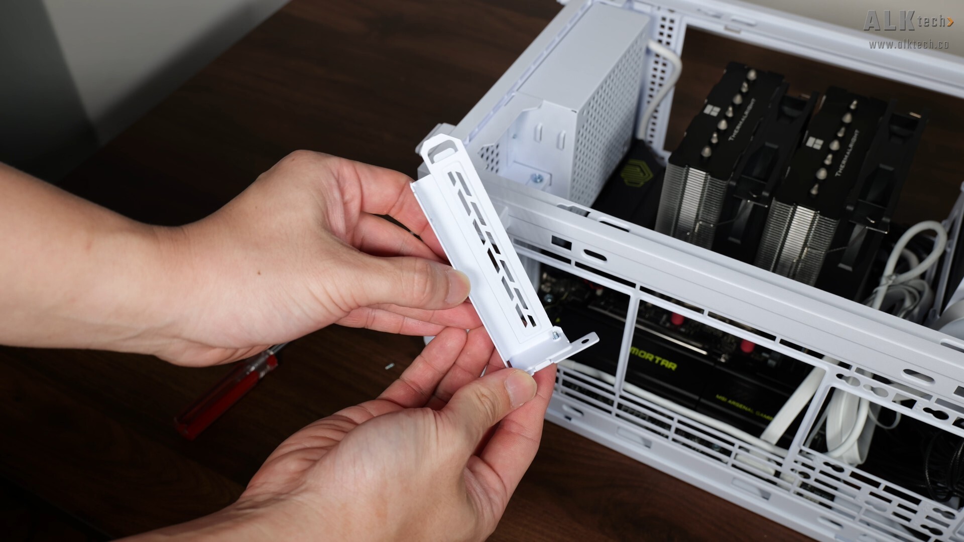 Lian Li B4-mATX Bottom PCIe Bracket Removal (2)