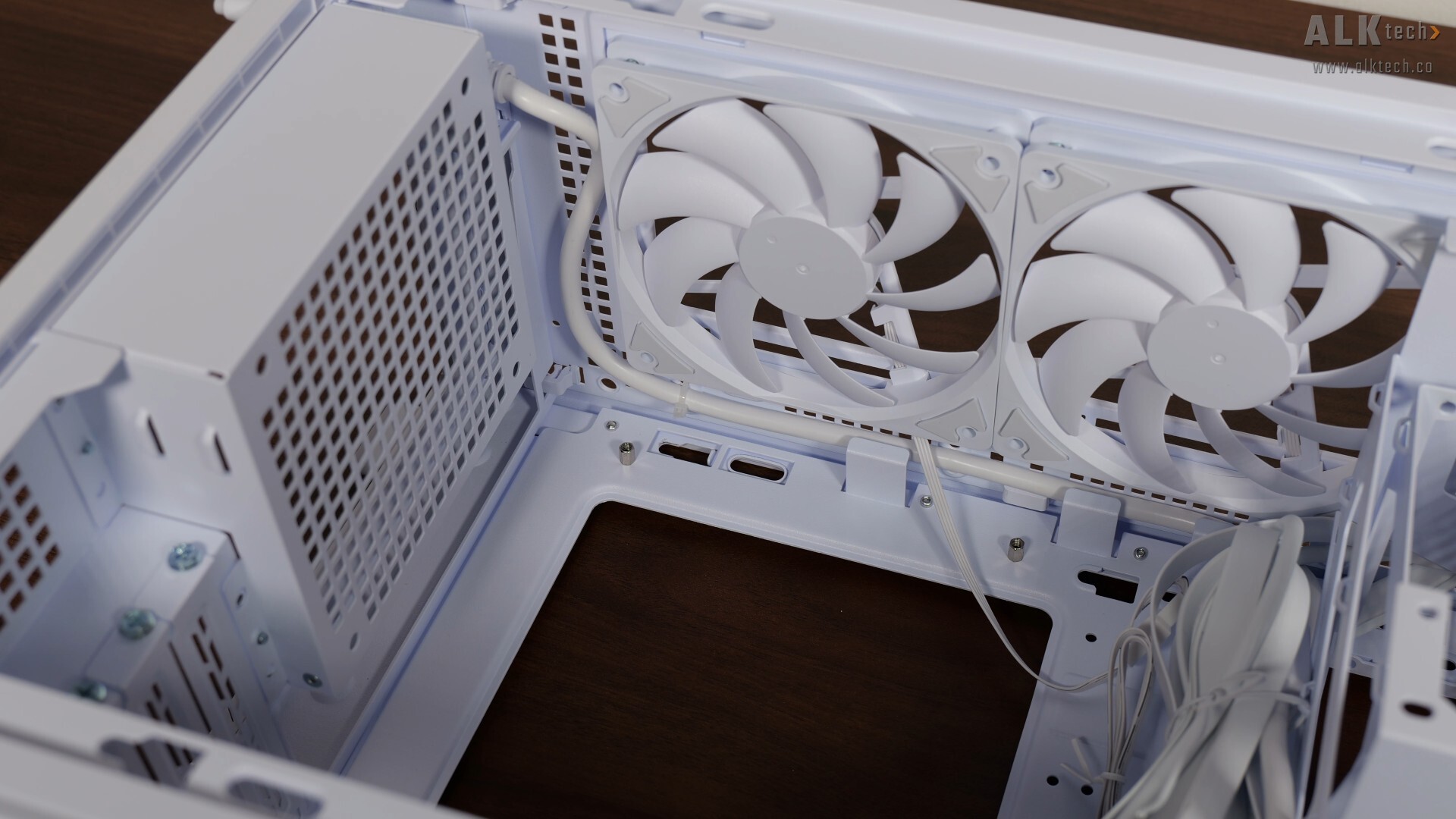 Lian Li B4-mATX Rotatable AC Inlet (3)