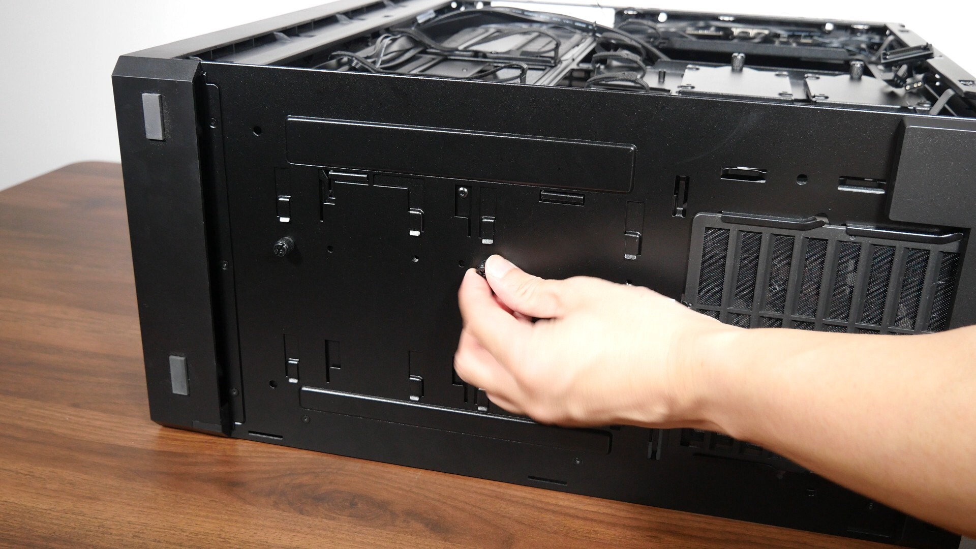 Lian Li LANCOOL 217 INF Bottom Mounted Drive Cage Screws