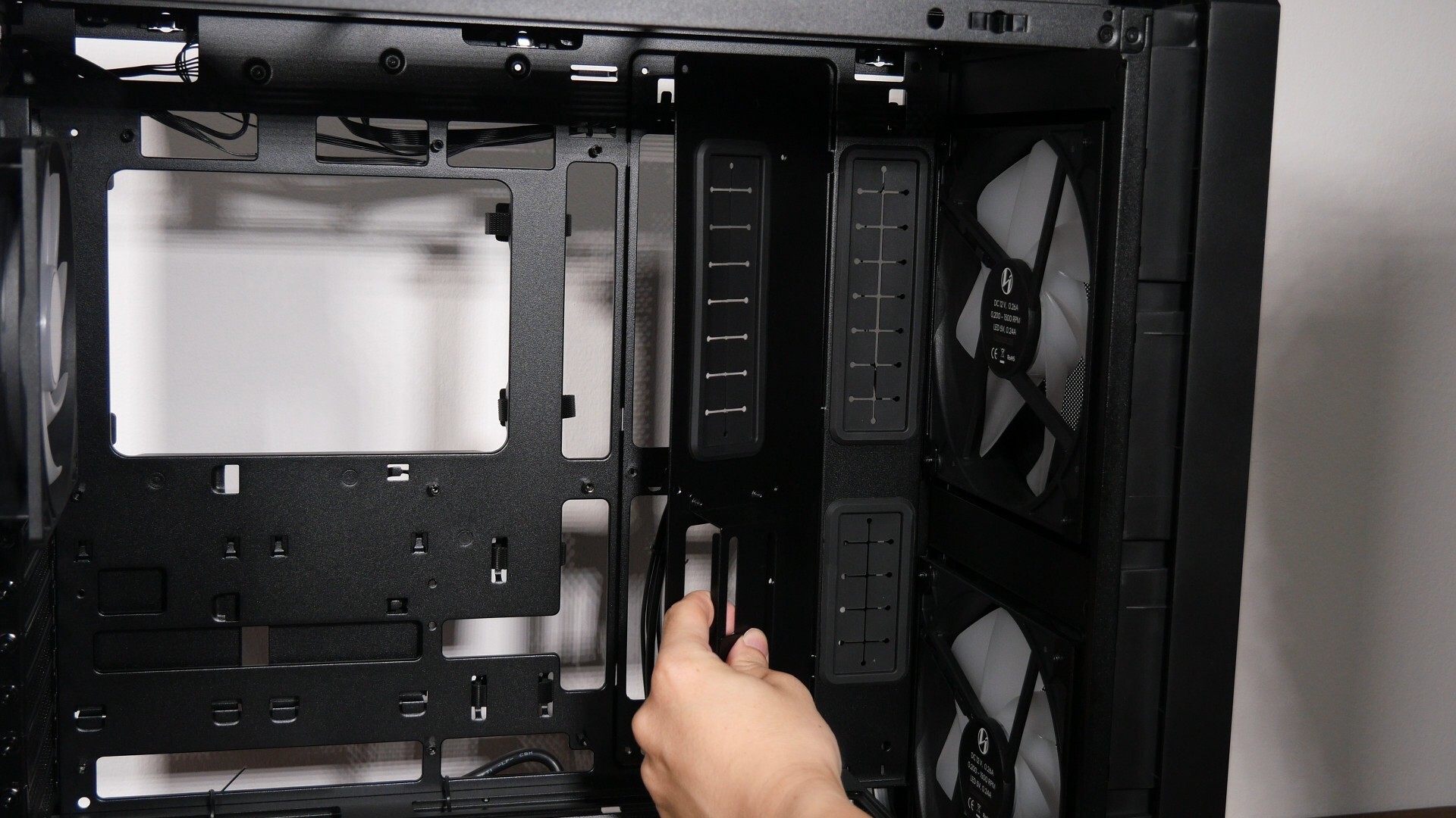 Lian Li LANCOOL 217 INF Cable Grommet Bar