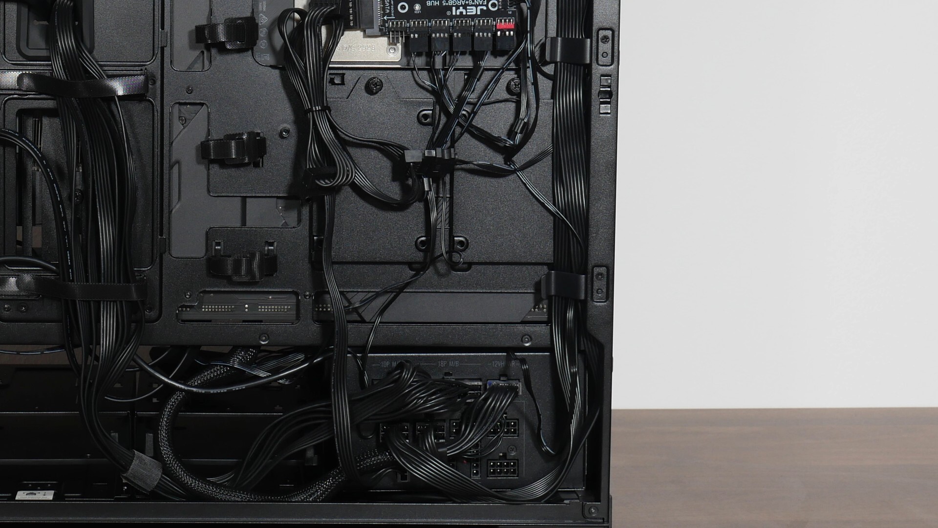 Lian Li LANCOOL 217 INF Cable Management (5)