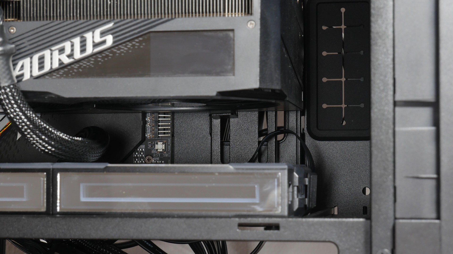 Lian Li LANCOOL 217 INF Graphics Card Installation (2)