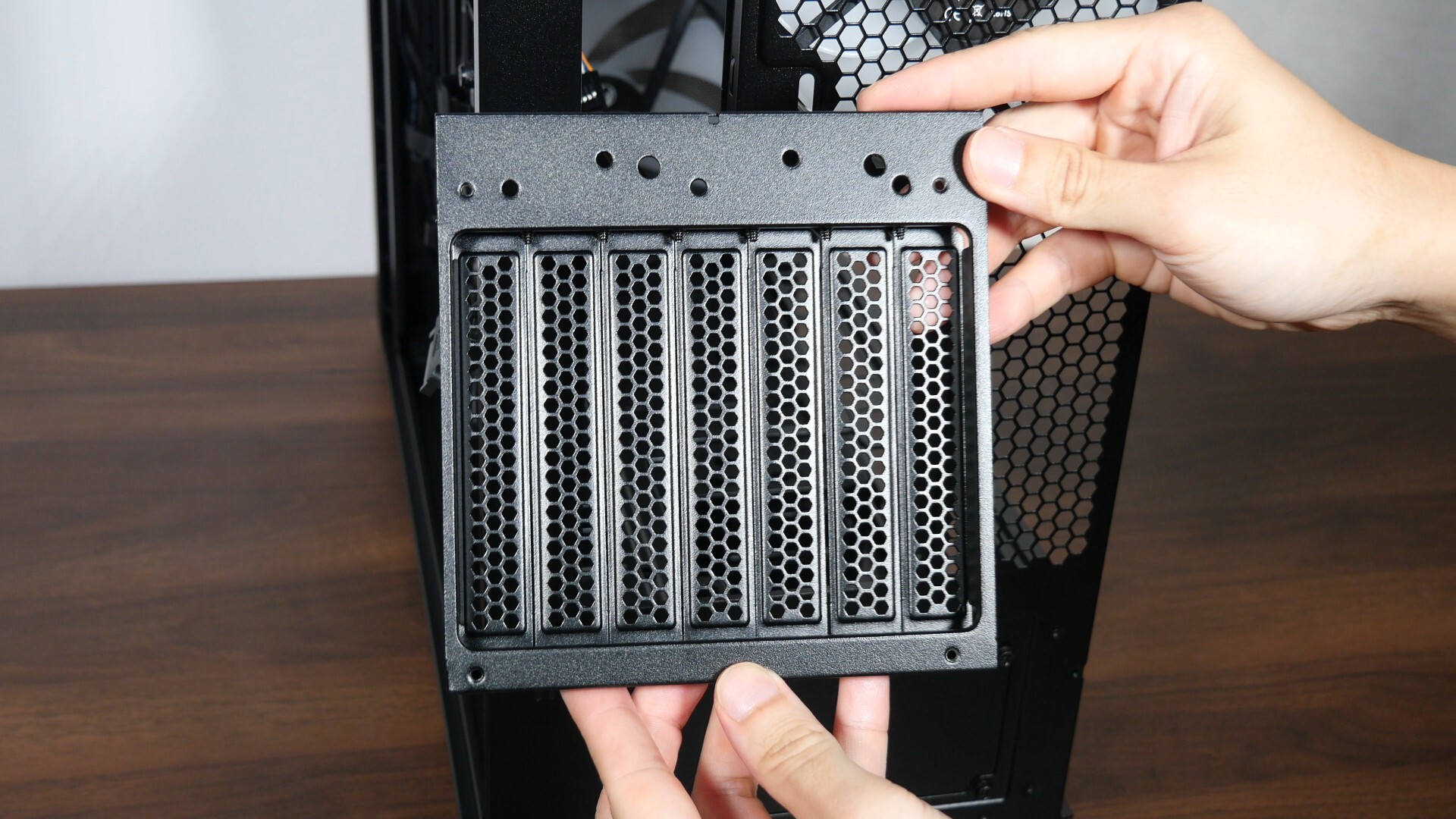 Lian Li LANCOOL 217 INF Repositionable Expansion Slot Bracket (1)