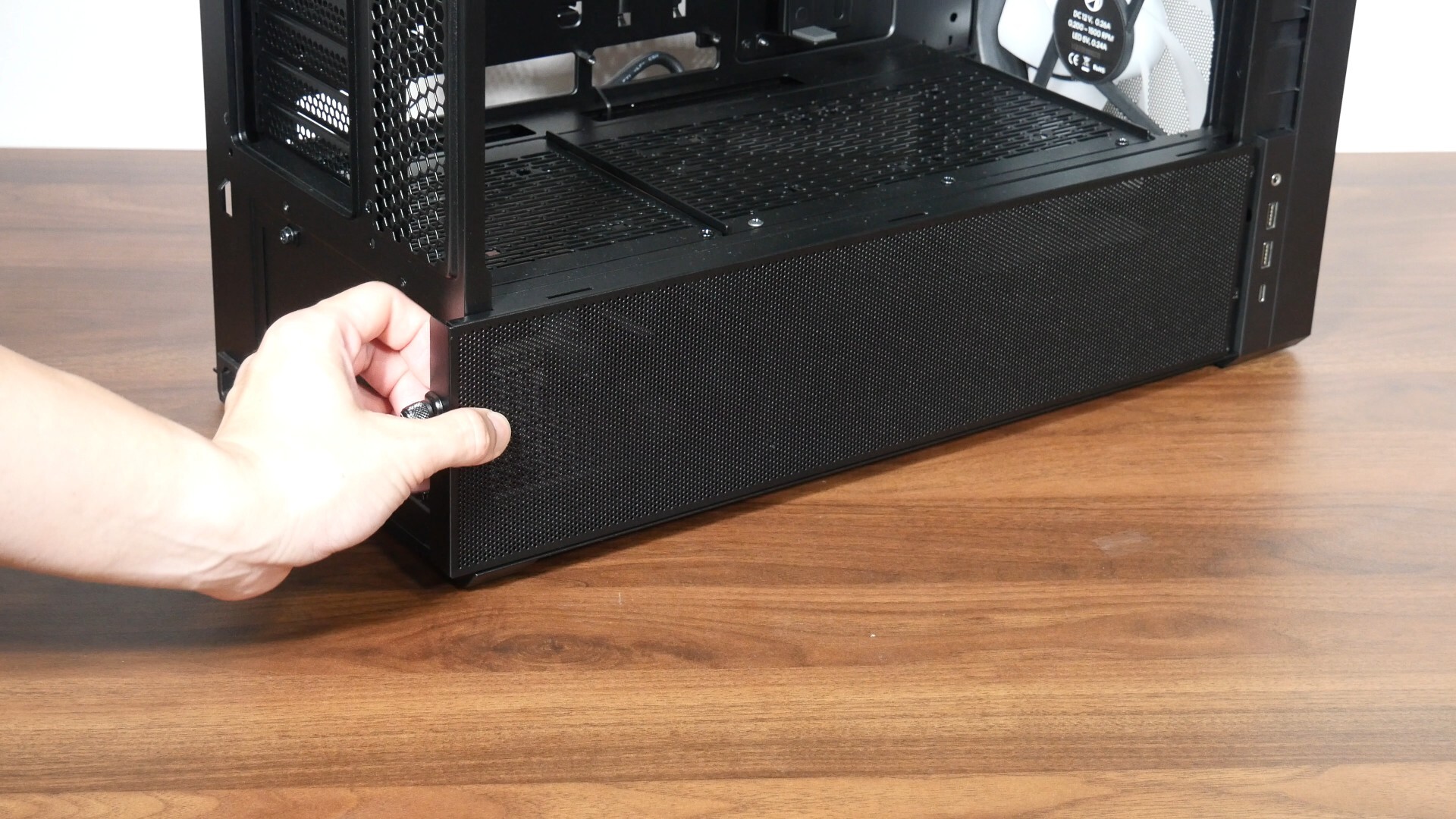 Lian Li LANCOOL 217 INF Side Mesh Panel Removal