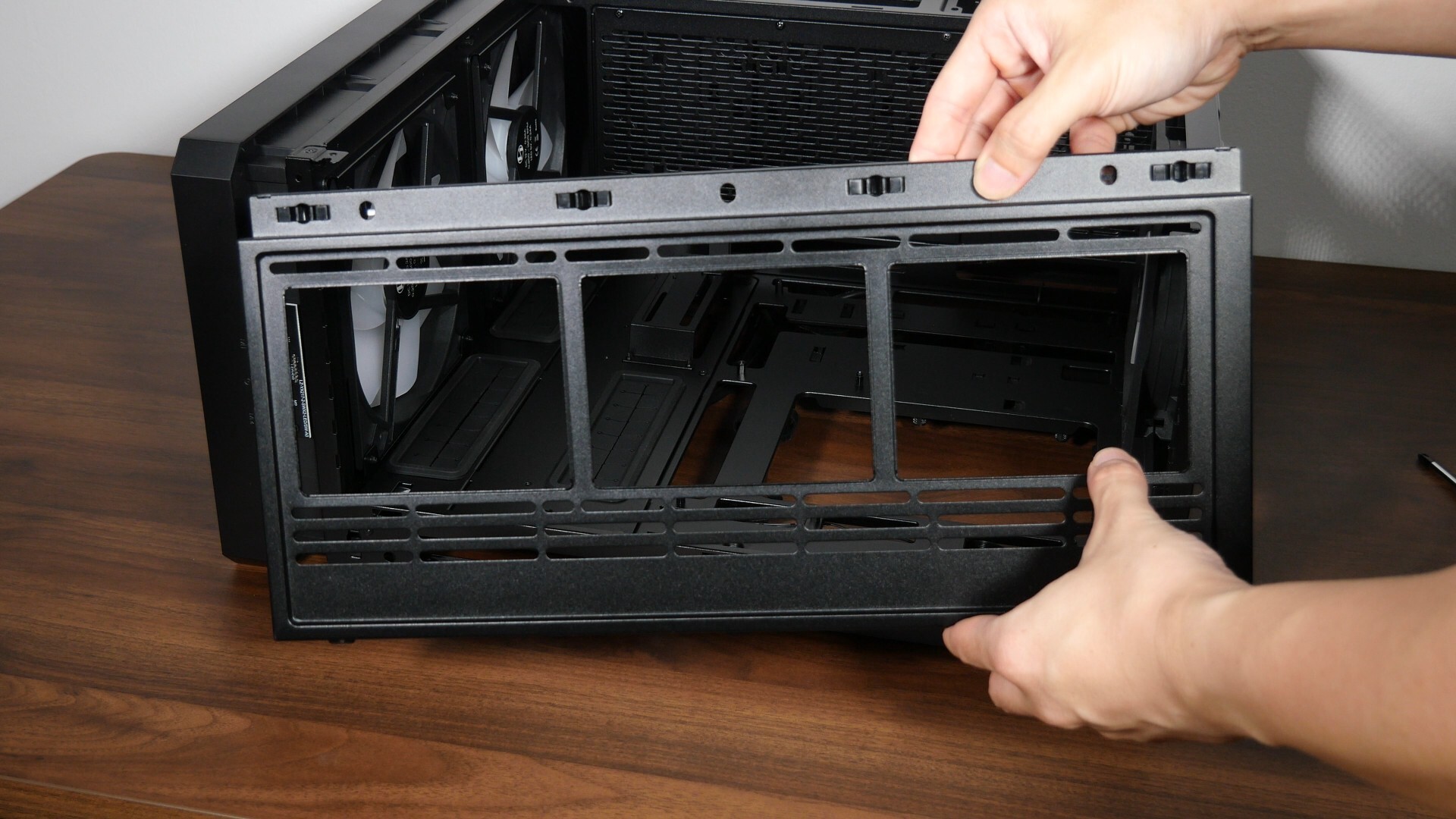 Lian Li LANCOOL 217 INF Top Panel Bracket Removal