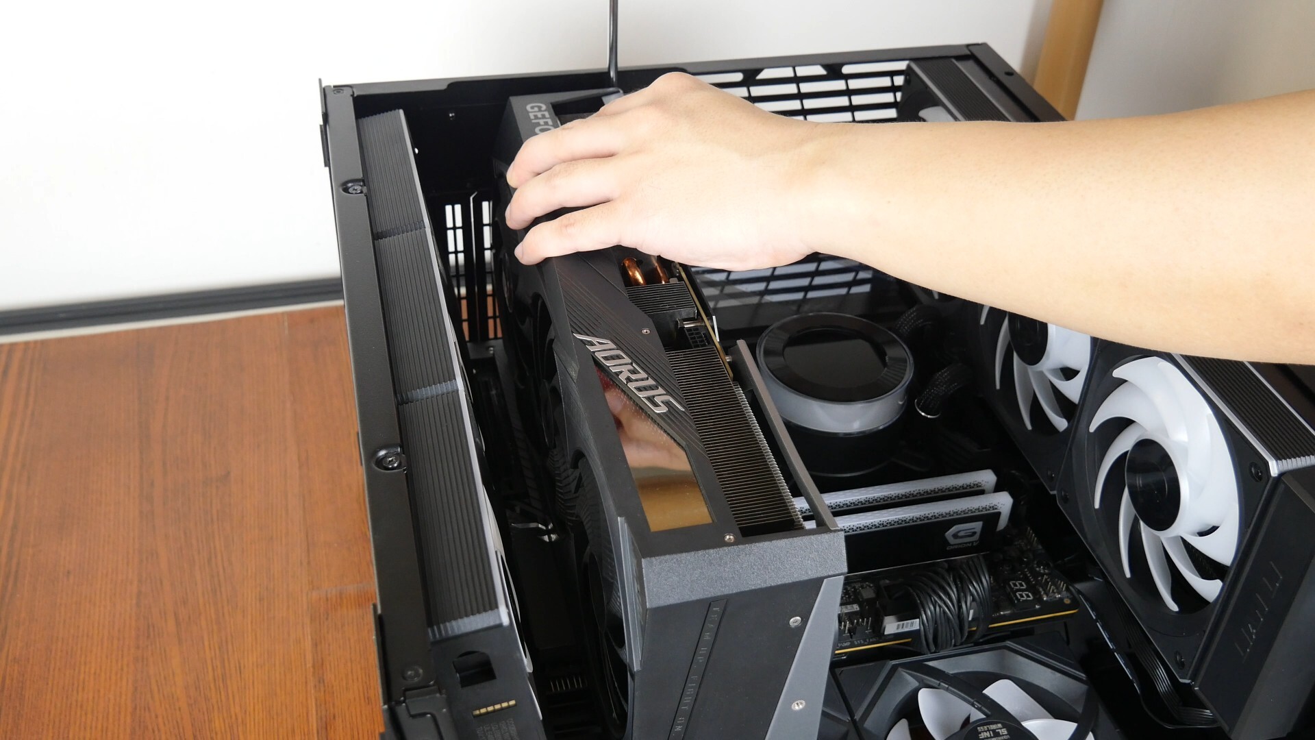 Lian Li O11 Dynamic Mini V2 Graphics Card Installation