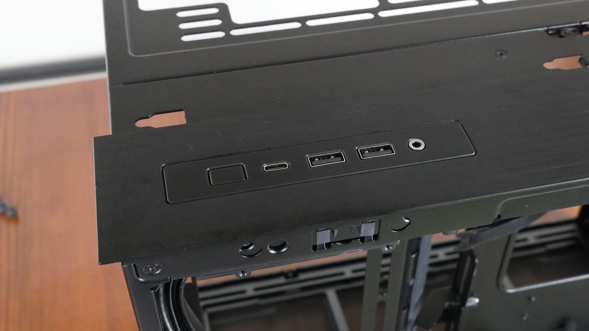 Lian Li O11 Dynamic Mini V2 IO Module Relocation (6)