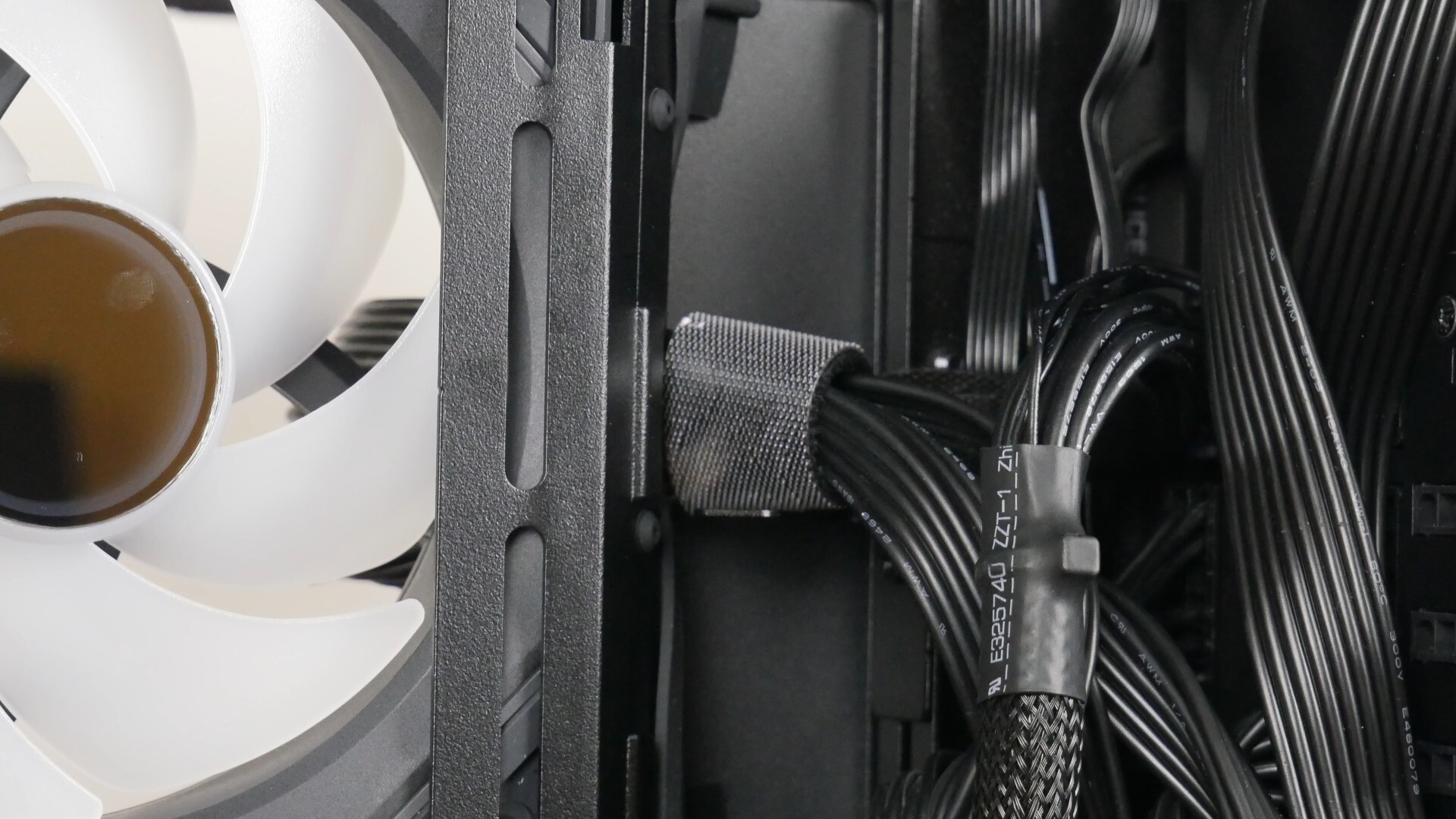 Lian Li O11 Dynamic Mini V2 PSU Cable Support Bracket