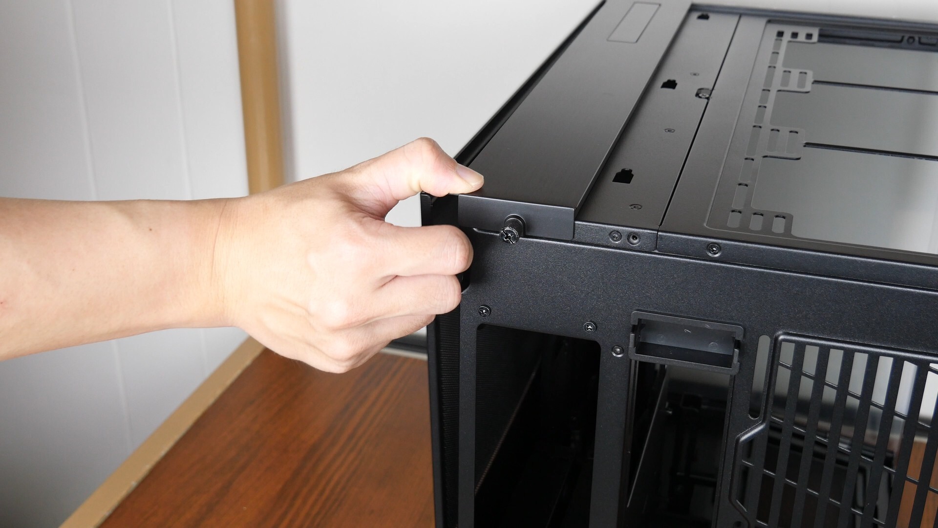 Lian Li O11 Dynamic Mini V2 Side Panel Removal (2)