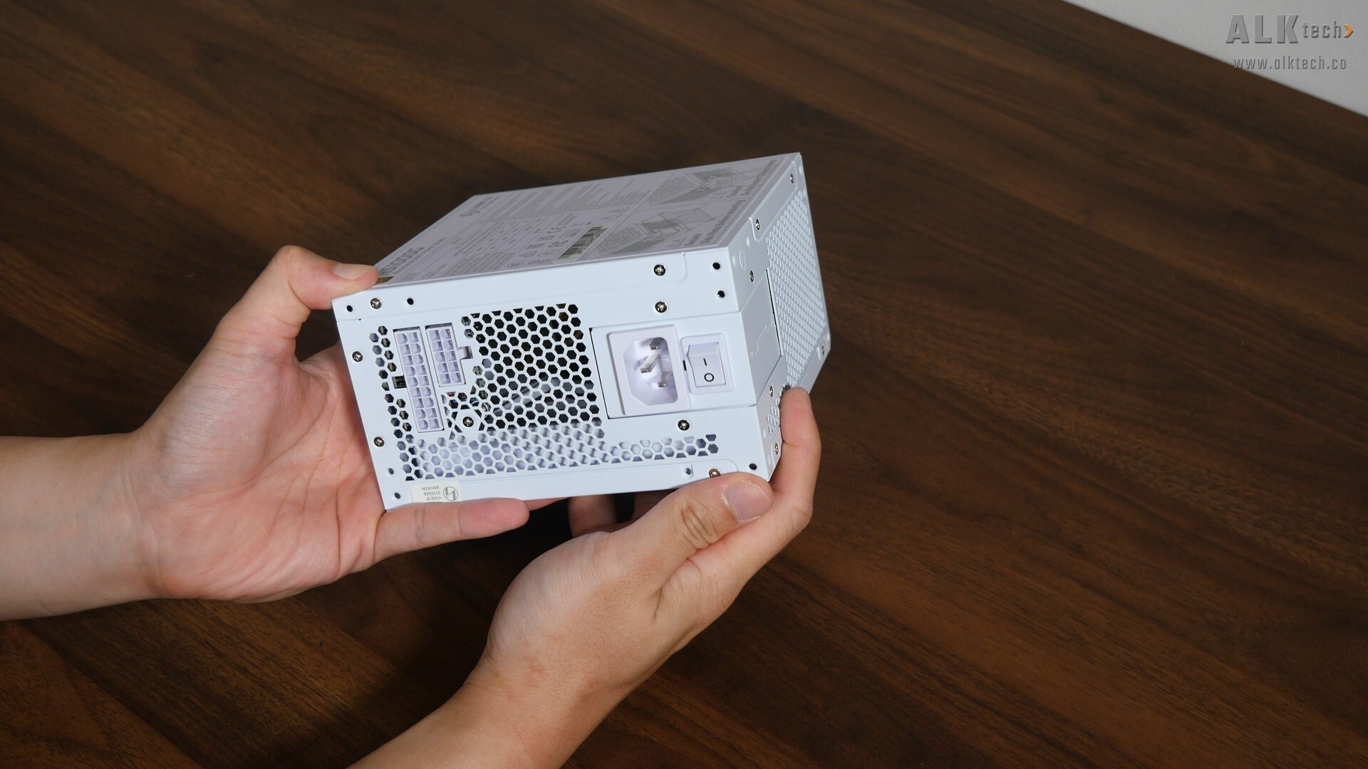 Lian Li RS1000G Aesthetics (Rotatable AC Inlet Side)