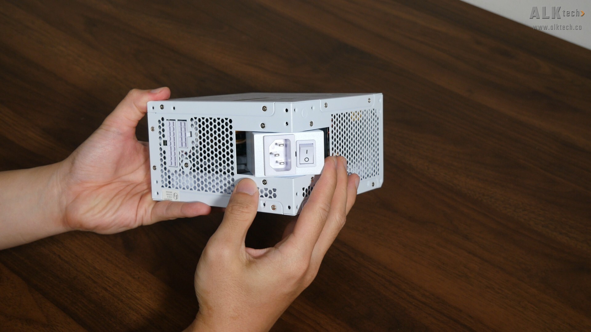 Lian Li RS1000G Aesthetics (Rotatable AC Inlet)