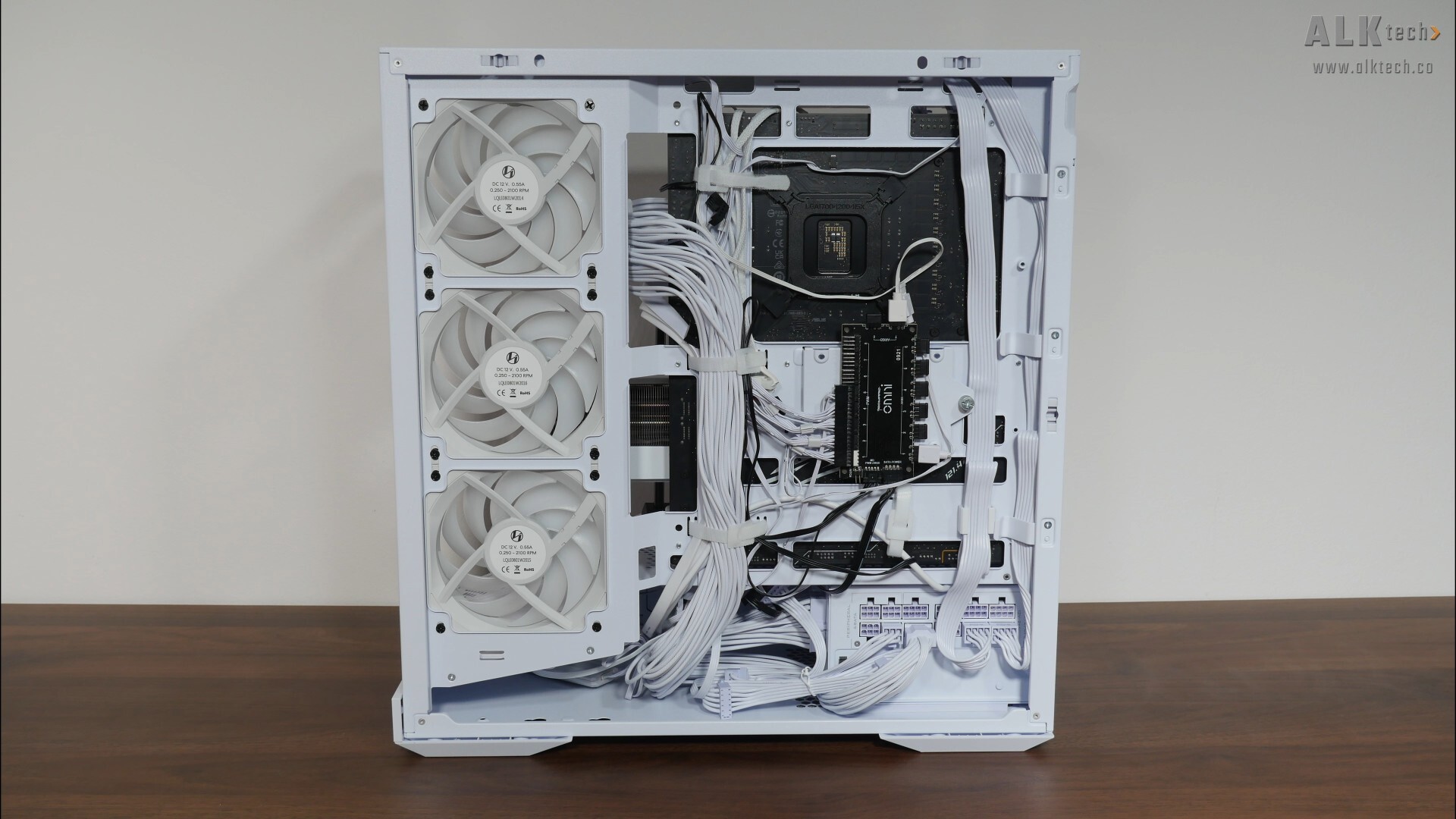 Lian Li RS1000G Cable Management (1)