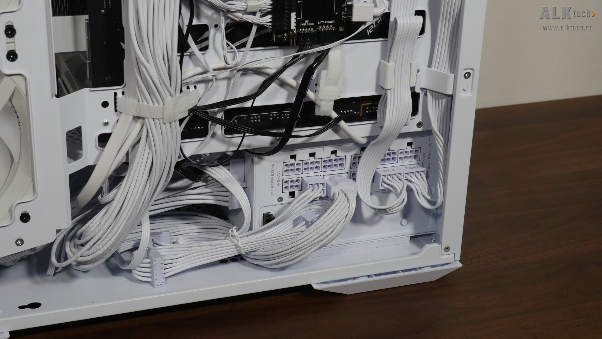 Lian Li RS1000G Cable Management (2)
