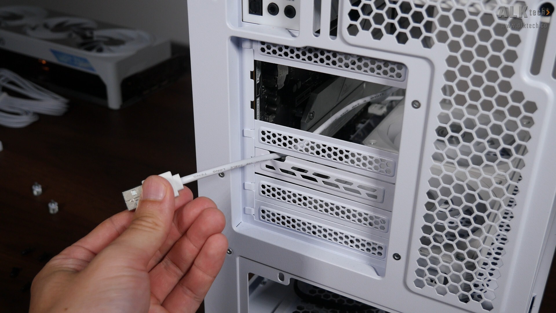 Lian Li RS1000G RS Hub USB Type-A Connection Cable Routing