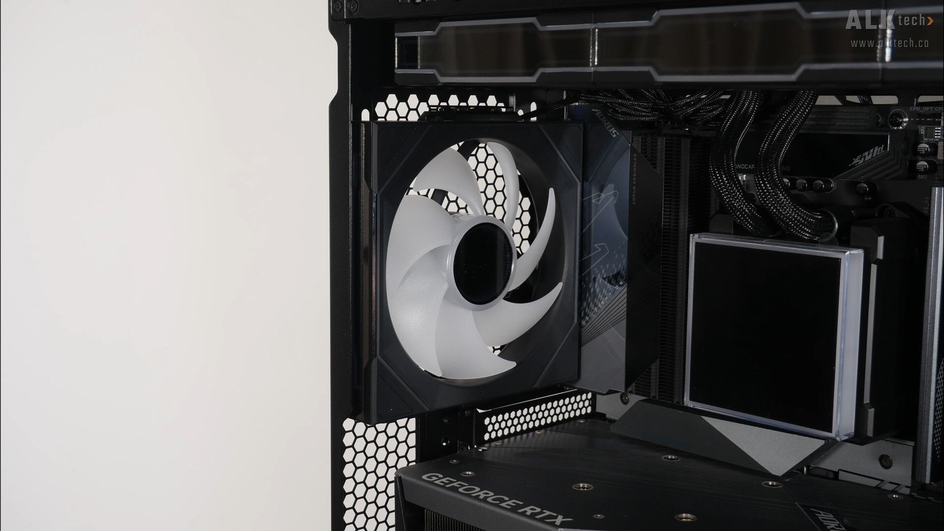 Lian Li Uni Fan SL-Inf Wireless 140 Demo Build Aesthetics (1)