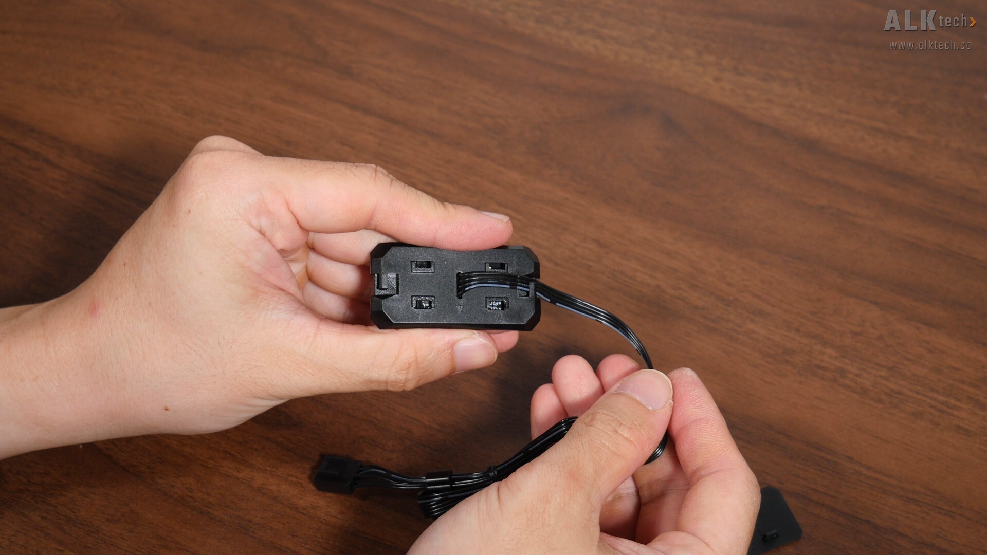 Lian Li Uni Fan SL-Inf Wireless 140 Installation Experience (3)