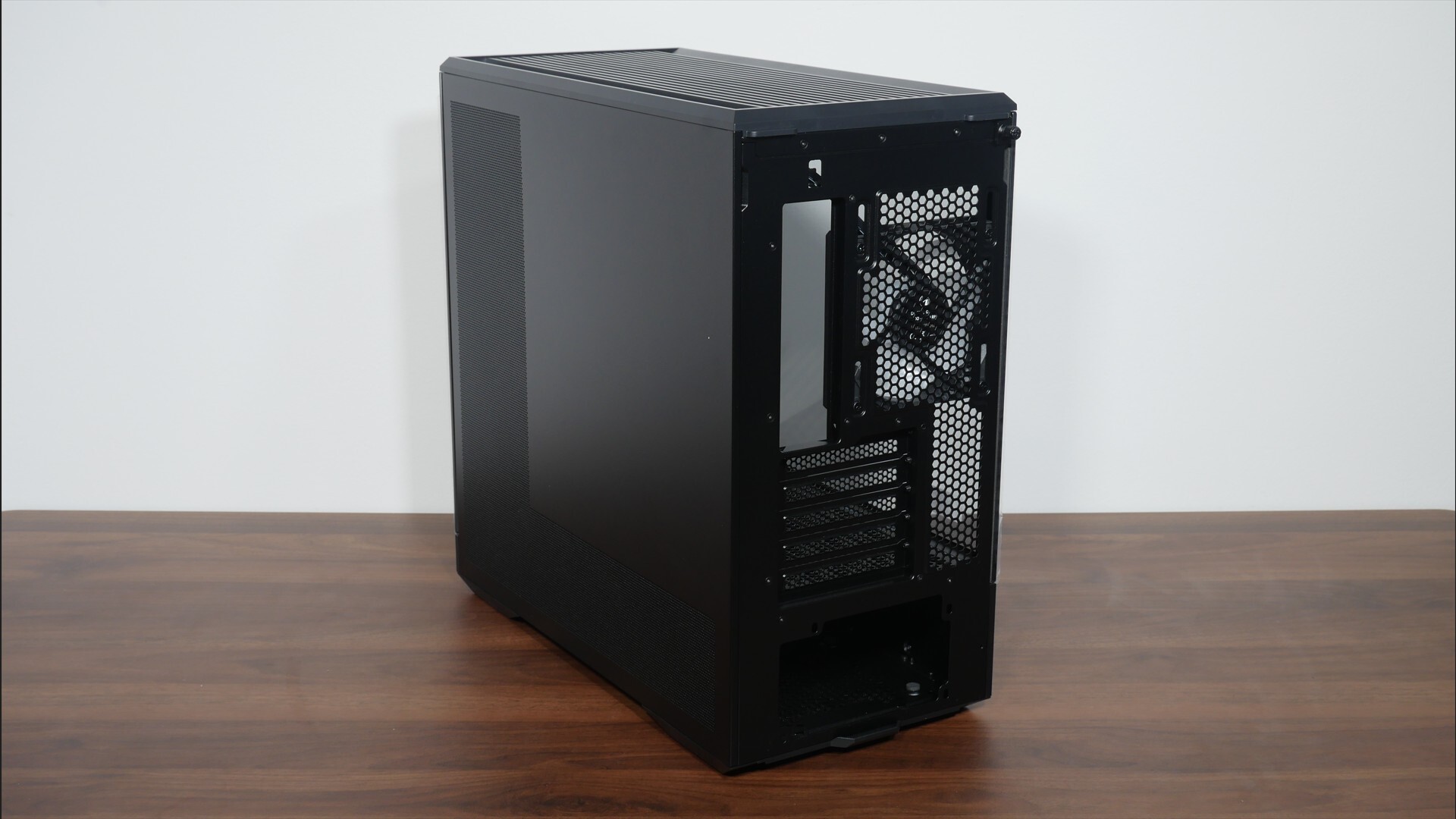 Lian Li Vector V100 Mini Aesthetics (Rear)