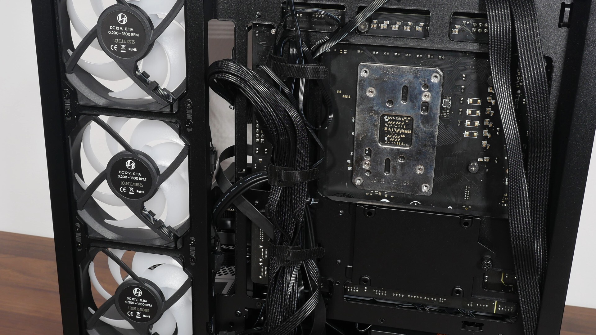 Lian Li Vector V100 Mini Cable Management (3)
