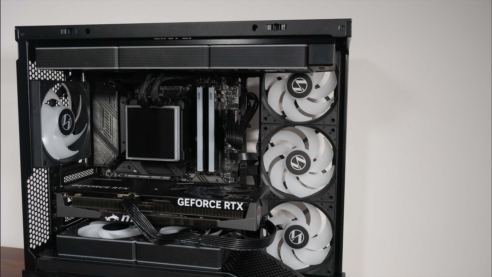 Lian Li Vector V100 Mini Cable Management (4)