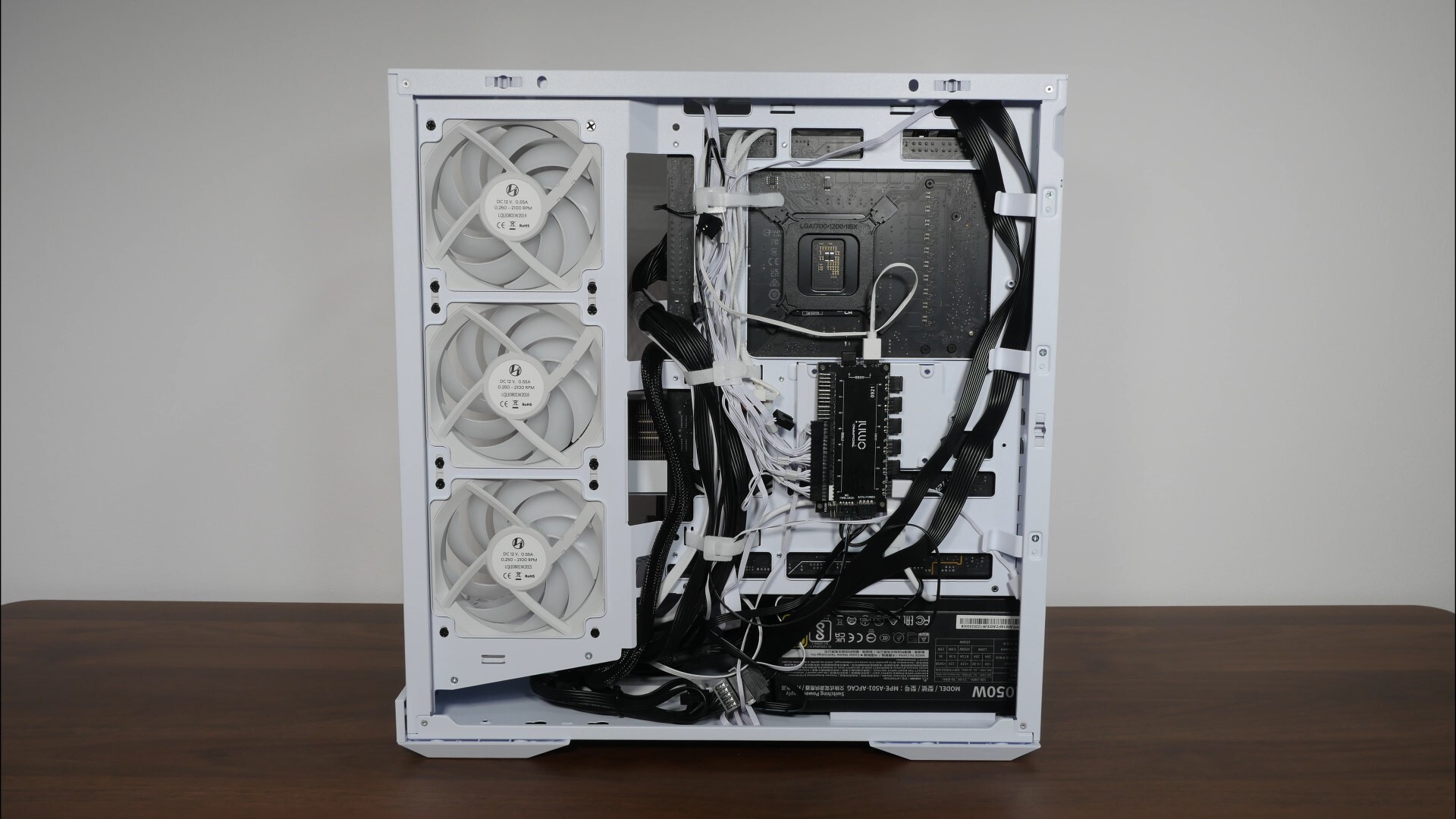 Lian Li Vector V100 Cable Management (4)