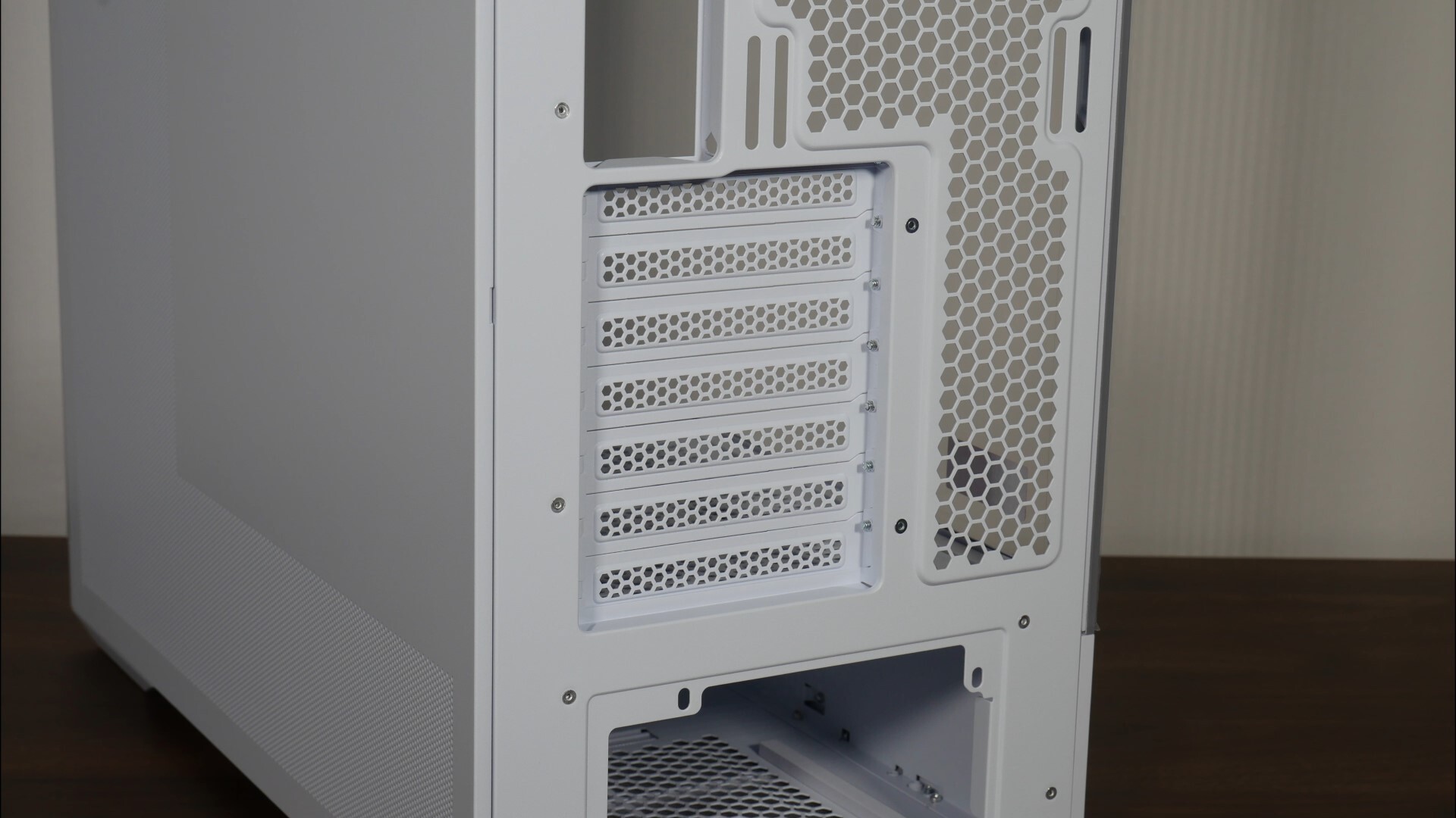 Lian Li Vector V100 Expansion Slot Covers (1)
