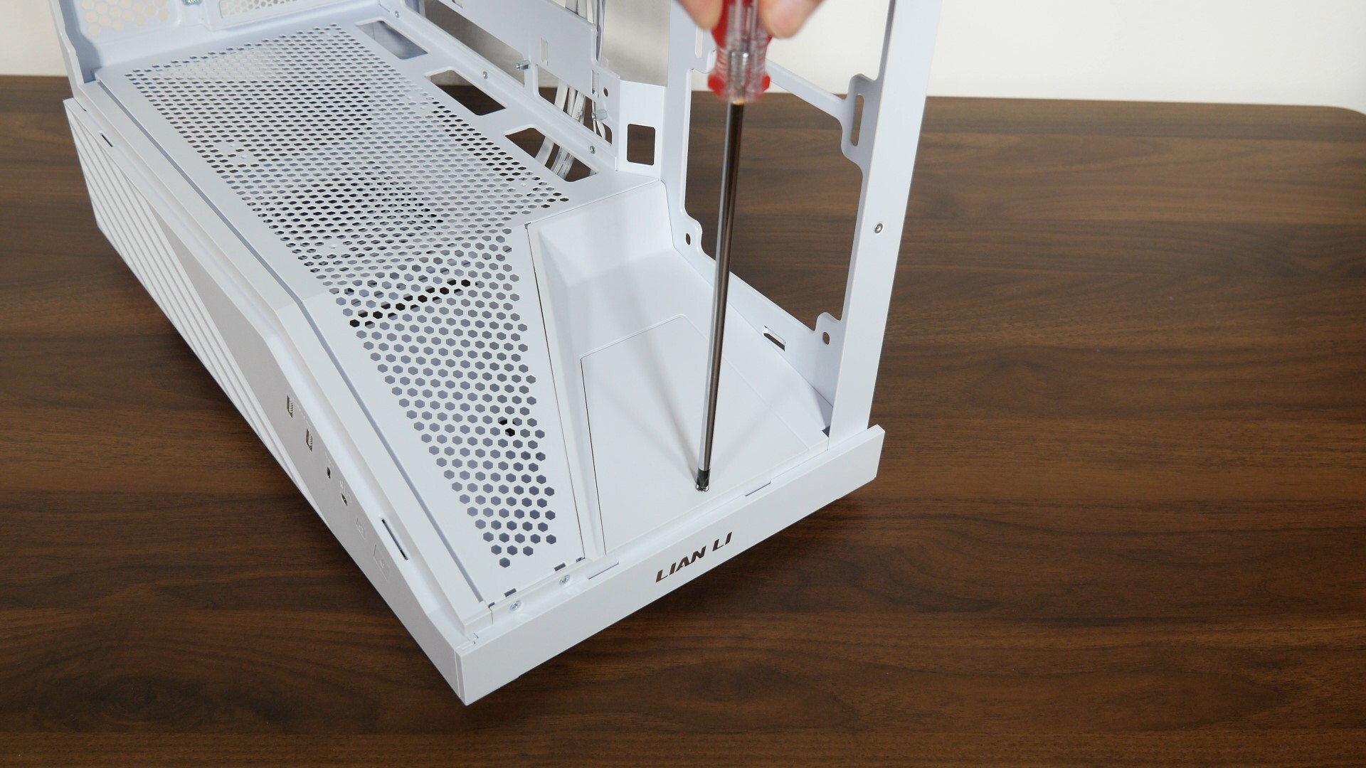 Lian Li Vector V100 Figurine Stand (2)