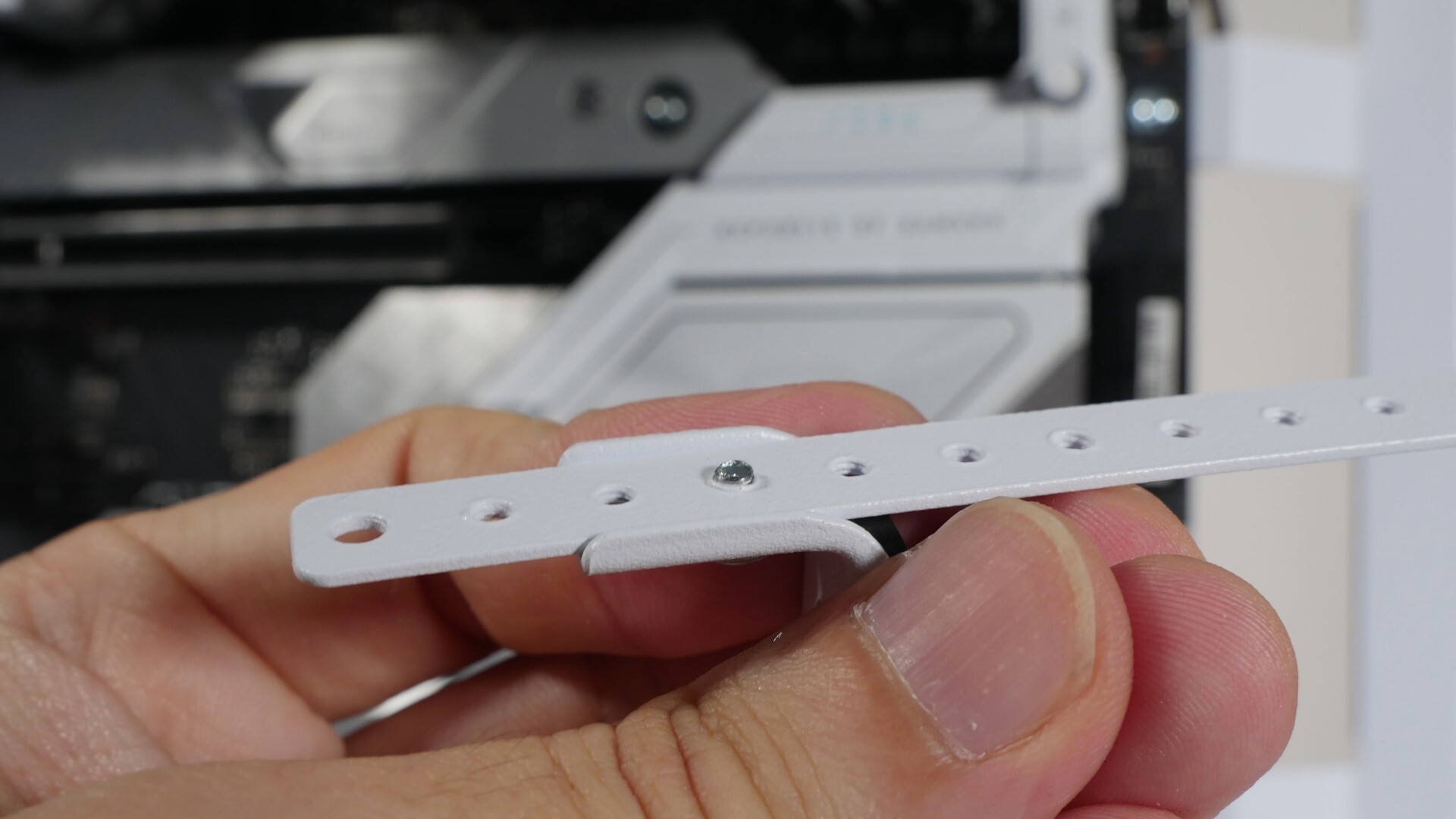 Lian Li Vector V100 GPU Support Bracket Screw Protrusion