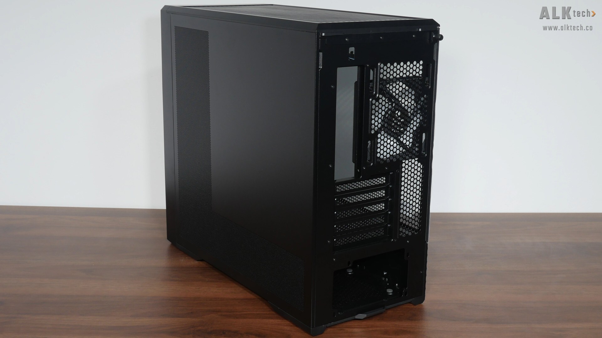 Lian Li Vector V150 INF Aesthetics (Rear)