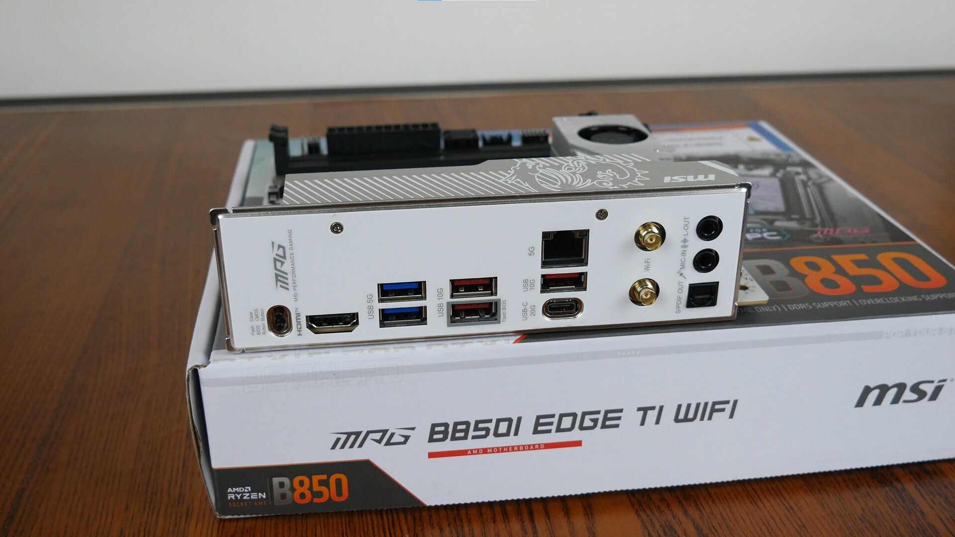 MSI MPG B850I EDGE TI WIFI Rear IO