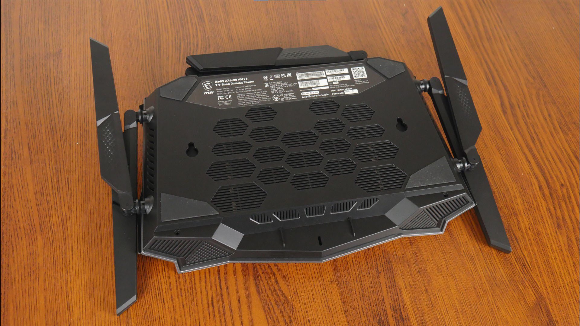 MSI RadiX AX6600 Aesthetics (3)