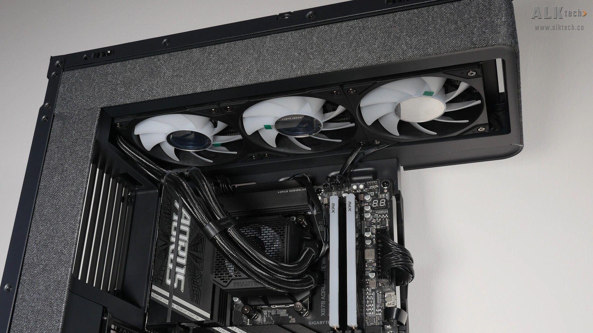 Phanteks Evolv X2 Matrix AIO CPU Cooler Installation (4)
