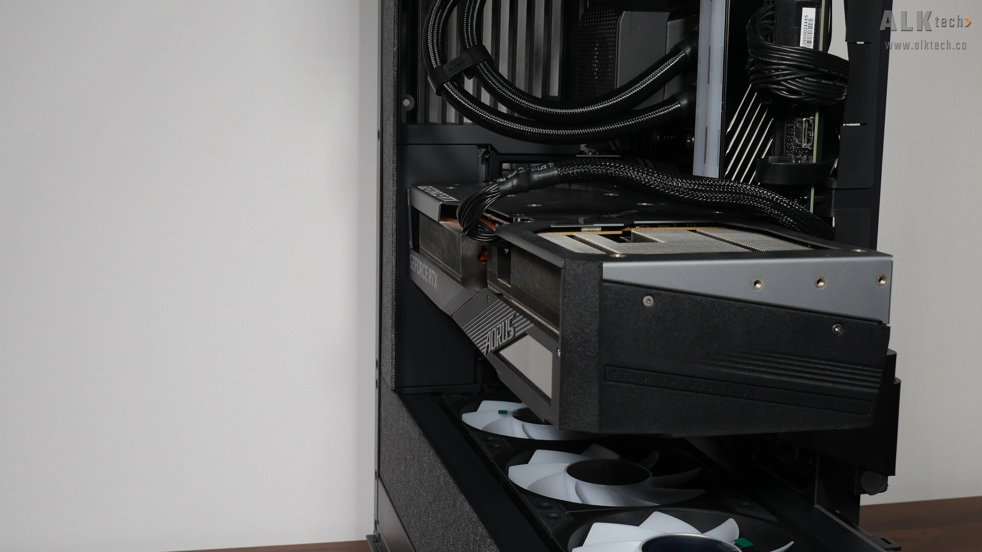 Phanteks Evolv X2 Matrix Graphics Card Installation (2)