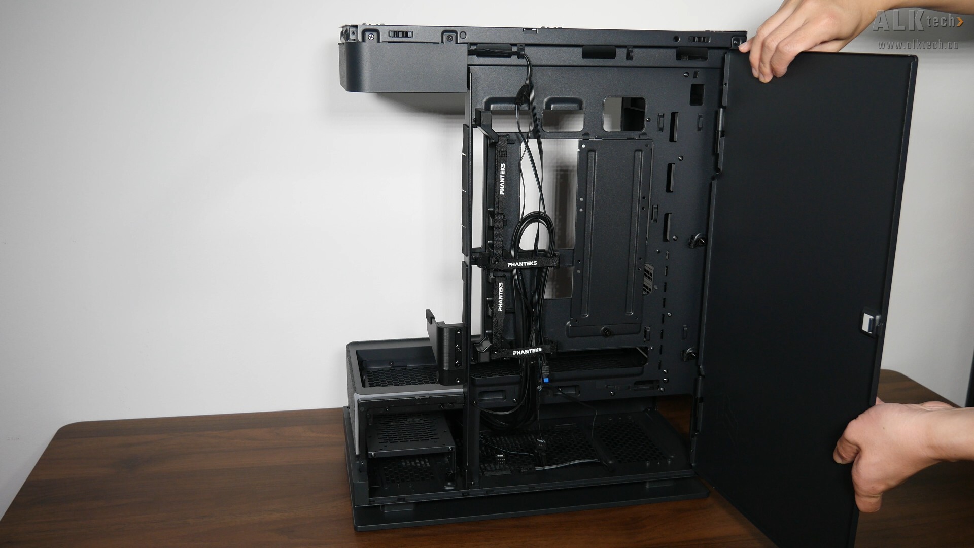 Phanteks Evolv X2 Matrix Motherboard Tray Cover (2)